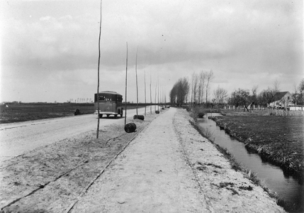 842612 Gezicht op de provinciale weg no. 5 (De Meern-Oudewater) met links een autobus, tijdens de wegverbetering in de ...